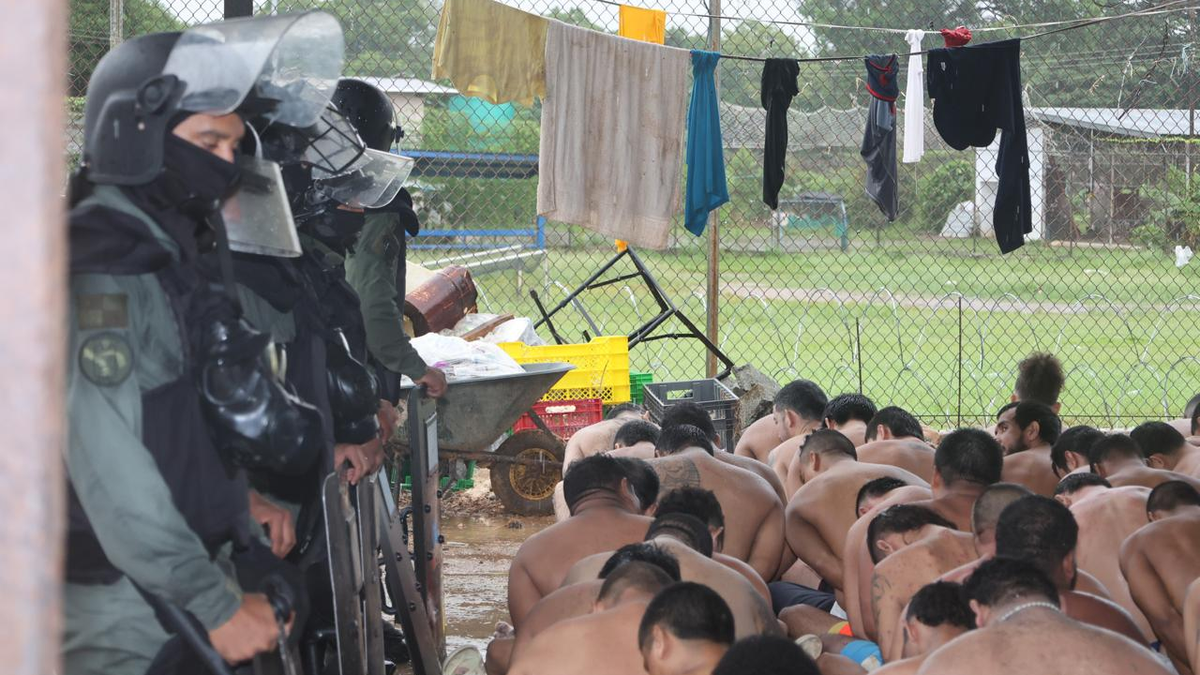 Operación Cerrojo en La Joyita: decomisan armas, 336 celulares y antenas Starlink Operación Cerrojo en La Joyita: decomisan armas, 336 celulares y antenas Starlink
