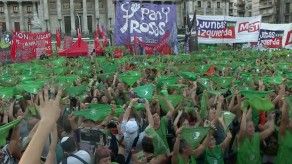 Cientos de argentinas en “pañuelazo” verde por aborto legal