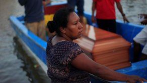 Familias de 27 pescadores ahogados en Honduras claman por ayuda en el sepelio