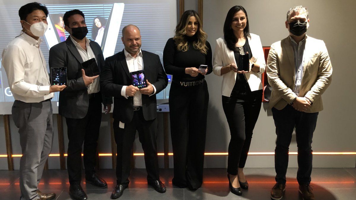 +Móvil y Samsung anunciaron la llegada de los dos nuevos teléfonos inteligentes, el Galaxy Z Fold3 y el Galaxy Z Flip3