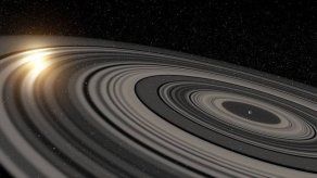 Descubren planeta lejano con anillos más grandes que los de Saturno
