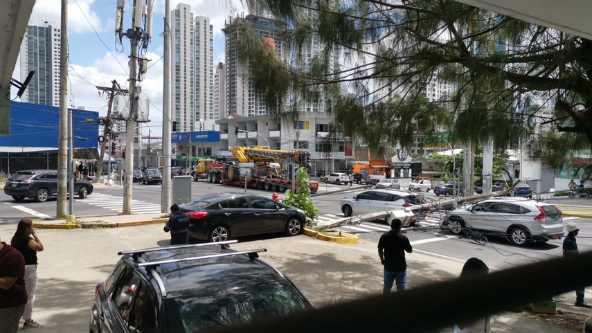 Grúa derriba postes en Calle 50.