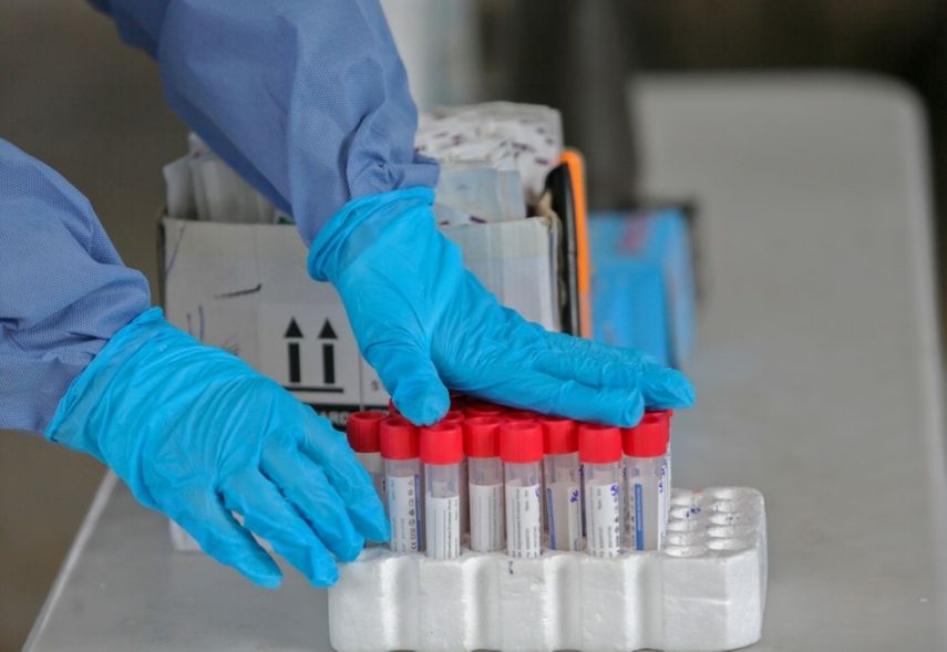 Personal de salud de Panamá realiza pruebas para detectar la COVID-19.