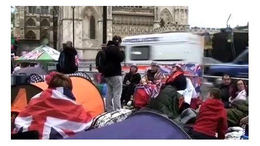 Kate y Guillermo agradecen cariño del público a horas de su boda