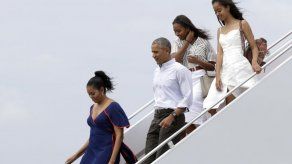 Familia Obama llega a Marthas Vineyard para vacación anual