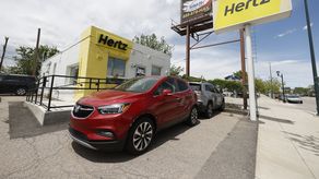 Hertz mantiene su meta de tener una cuarta parte de su flota con motores eléctricos para fines de 2024.
