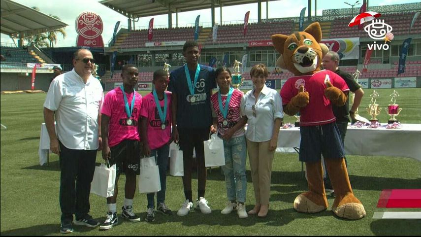 La Fundación Medcom entregó premios ProValor durante el cierre del Mundial del Barrio 2023.