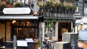 Los dueños fueron detenidos Luego que usaron barreras de concreto colocadas por la policía suiza como bar, y dirigieron a sus clientes a usar la entrada trasera.