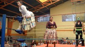 Cholitas de Bolivia en lucha libre por la vida