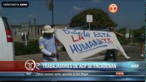 Protesta en edificio de la ACP, trabajadores se encadenan Protesta en edificio de la ACP, trabajadores se encadenan