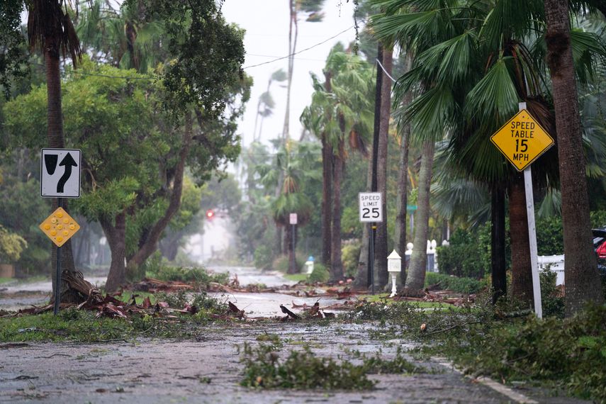Los escombros de la tormenta ensucian una calle tras el paso del huracán Ian en Sarasota