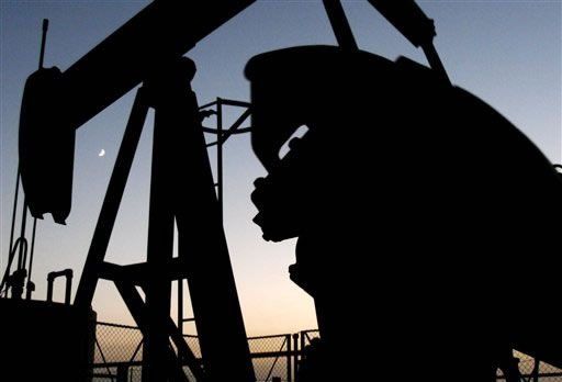 Petróleo continúa su baja, afectado por la abundante oferta