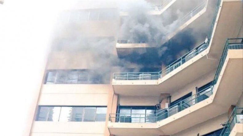 Dos muertos en incendio en torre de ministerio de Hacienda de El Salvador