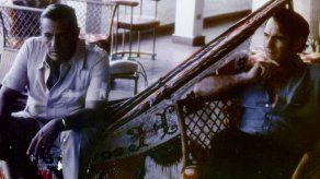 Fotografía de archivo personal del periodista Zoilo Martínez en la que se registró al general Omar Torrijos (i) y a Martínez (d), en 1980, en la casa del general en la playa de Farallón en Panamá.