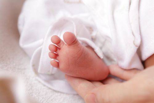 Salvan a bebé con cesárea tras tiroteo donde resultó herida su madre en Argentina