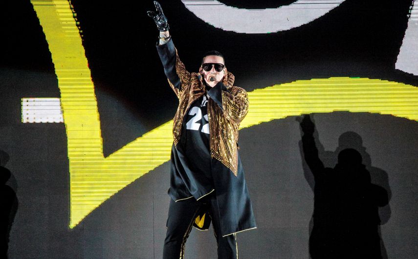 Miles de fans ingresan a la fuerza a concierto de Daddy Yankee en Chile