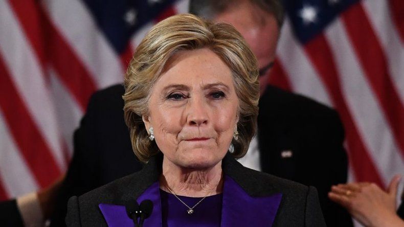 Clinton se ofreció para trabajar con Trump y le deseó éxito
