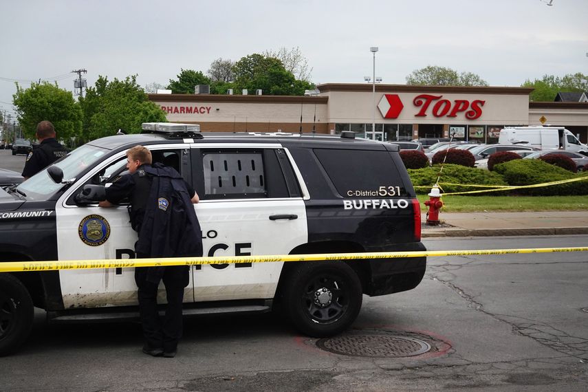 La policía y los agentes del FBI continúan investigando el tiroteo en Tops Market en Buffalo