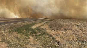 El clima más caliente y seco se combinó con una sequía persistente para empeorar el riesgo de incendios en muchas partes del oeste, en donde las técnicas de prevención de incendios aplicadas durante décadas han resultado en bosques cubiertos de maleza e insalubres.