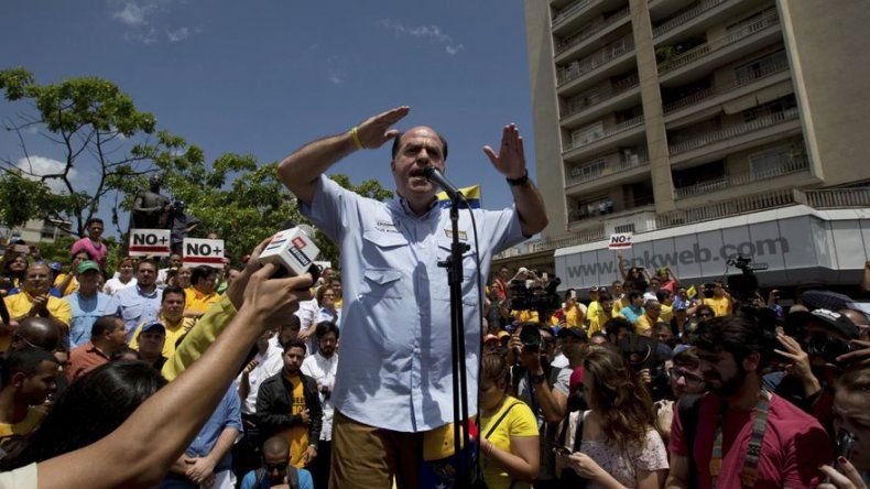 Líder opositor venezolano pide a la banca que aísle a Maduro