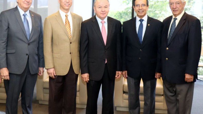 Embajador de China en Panamá consolida relación con miembros del Parlatino