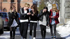 Francia prohíbe uso de celulares en las escuelas