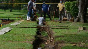 Exhumación de restos en el Jardín de Paz.