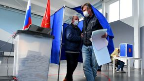 Según un sondeo a pie de urna realizado para la cadena estatal Rossiya-24, Rusia Unida ganará con el 45,2% de los votos, claramente por delante de los comunistas (21%).