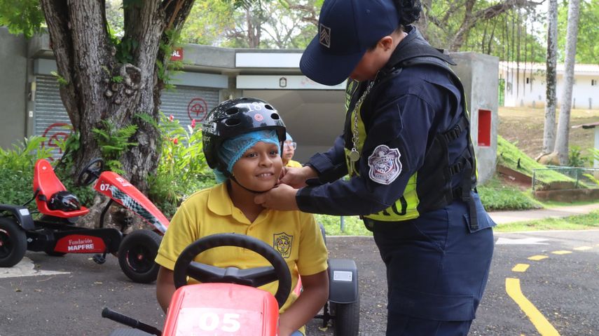 Estudiantes de primaria reciben educación vial en actividad interactiva de la Policía Nacional Estudiantes de primaria reciben educación vial en actividad interactiva de la Policía Nacional