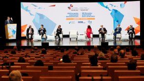 El rey Felipe VI ofrece un discurso durante el XIII Encuentro Empresarial Iberoamericano, que tiene lugar en Andorra este martes, en el marco de la XXVII Cumbre Iberoamericana.