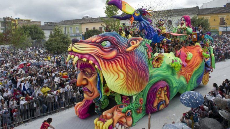 Carnaval de Negros y Blancos cierra en Colombia a ritmo de música andina