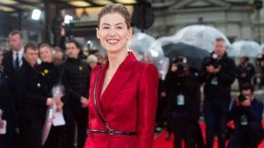 Rosamund Pike entierra sus premios cinematográficos en el jardín de su casa