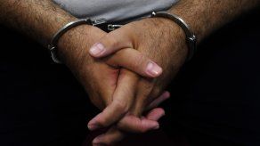 Alais Erick Pifia se entrega a las autoridades. Es requerido por el homicidio de docente universitario.