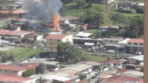 Vistas del incendio en caserón en Pueblo Nuevo.