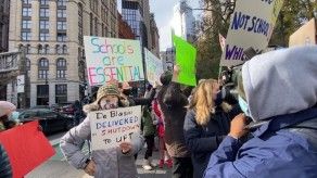 Polémica por cierre de escuelas en NY cuando los bares siguen abiertos