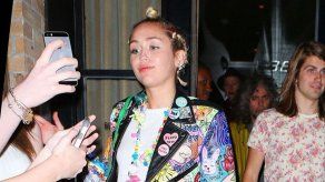 Miley Cyrus ya no esconde su amor por la modelo Stella Maxwell