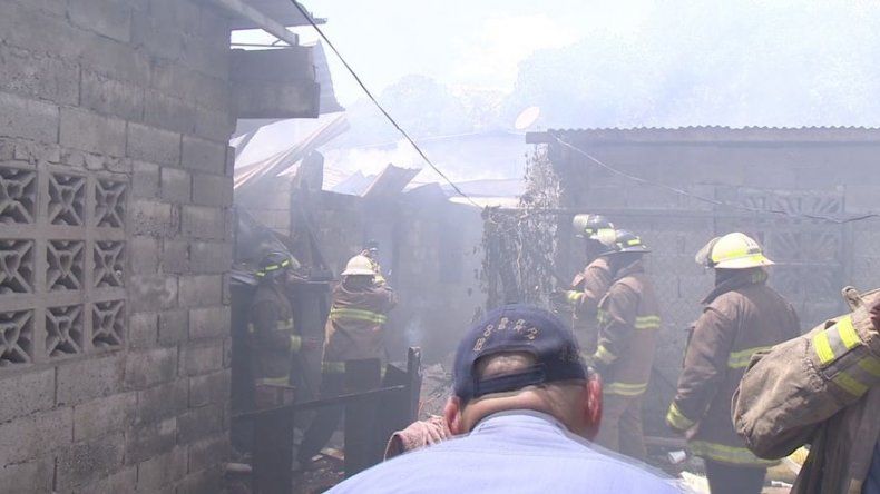 Bomberos controlan incendio en tres residencias en Viejo Veranillo