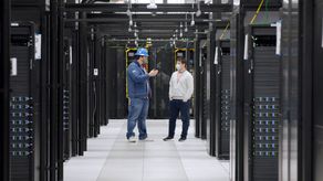 Meta indicó que la nueva supercomputadora, AI Research SuperCluster (RSC), es una de las máquinas más potentes en el mundo, y que su construcción concluirá en pocos meses.