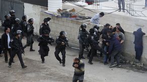 Según el informe, Israel trata a los palestinos como un grupo racial inferior.