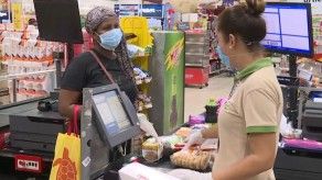 Beneficiadas con vale digital en Arraiján acuden a los supermercados