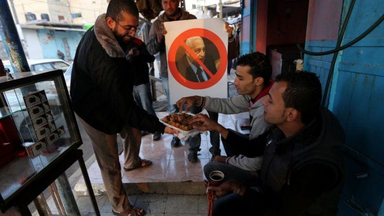 Palestinos festejan muerte de Ariel Sharon