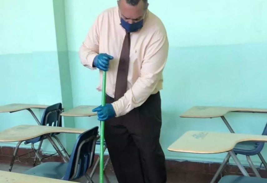 El director del Colegio José Daniel Crespo