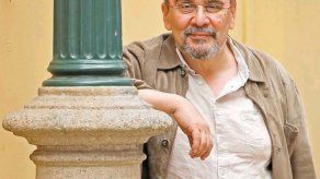 Ganador de premio de Literatura de Guatemala rememora su vida al recibirlo