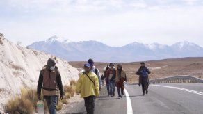 Venezolanos errantes buscan refugio a través del desierto de Atacama