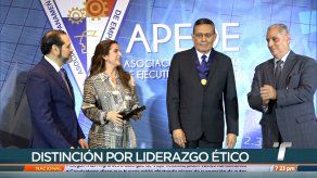 Apede entrega medalla Vicente Pascual Barquero el educador Stanley Muschett