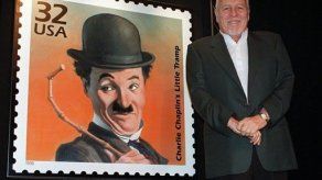 Subastan el sombrero y el bastón de Chaplin por 100