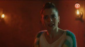 Azra se encuentra con Fusun.