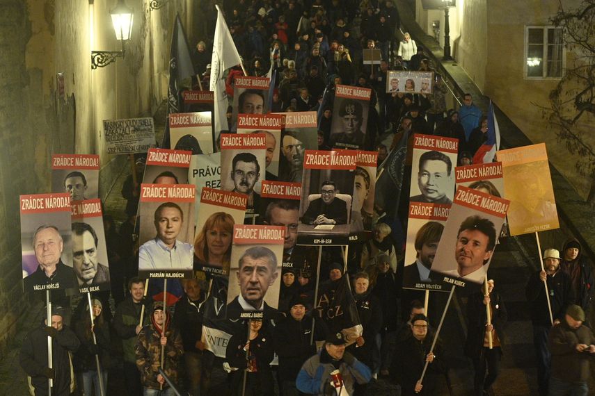 Los manifestantes tenían pancartas con imágenes de algunos políticos.