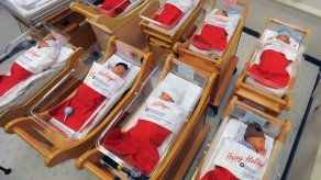 Hospitales envuelven a bebés en medias navideñas