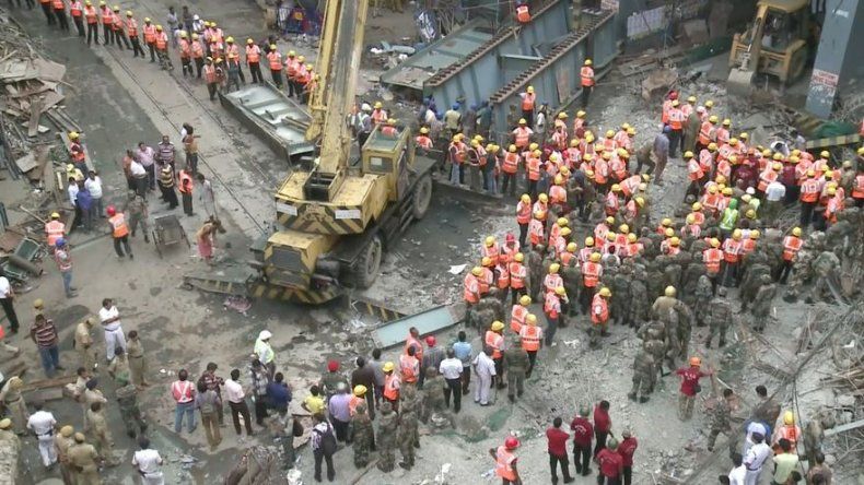 Pocas posibilidades de hallar supervivientes en derrumbe de puente en India